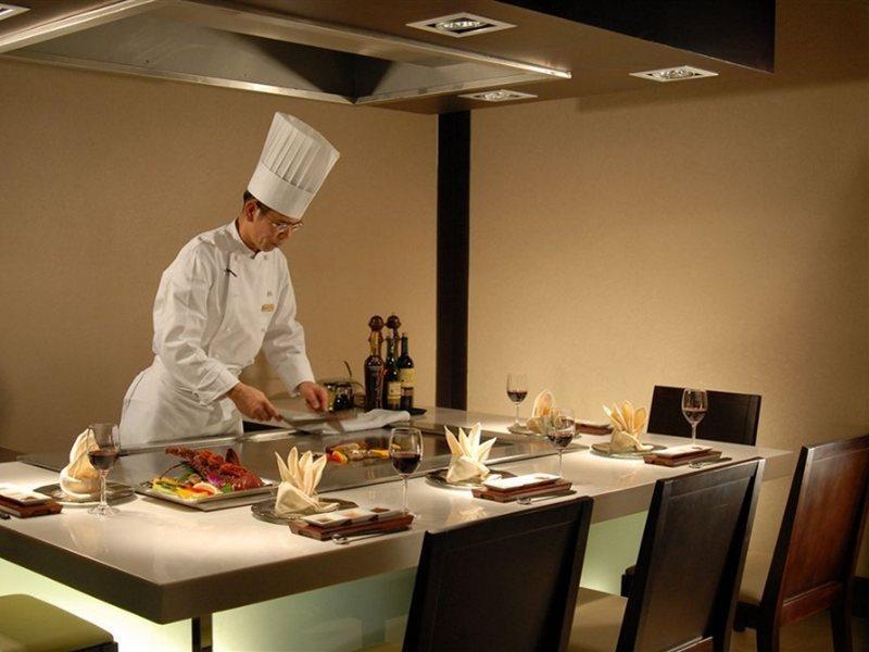 Hotel Nikko Tianjin Exterior foto A chef at work