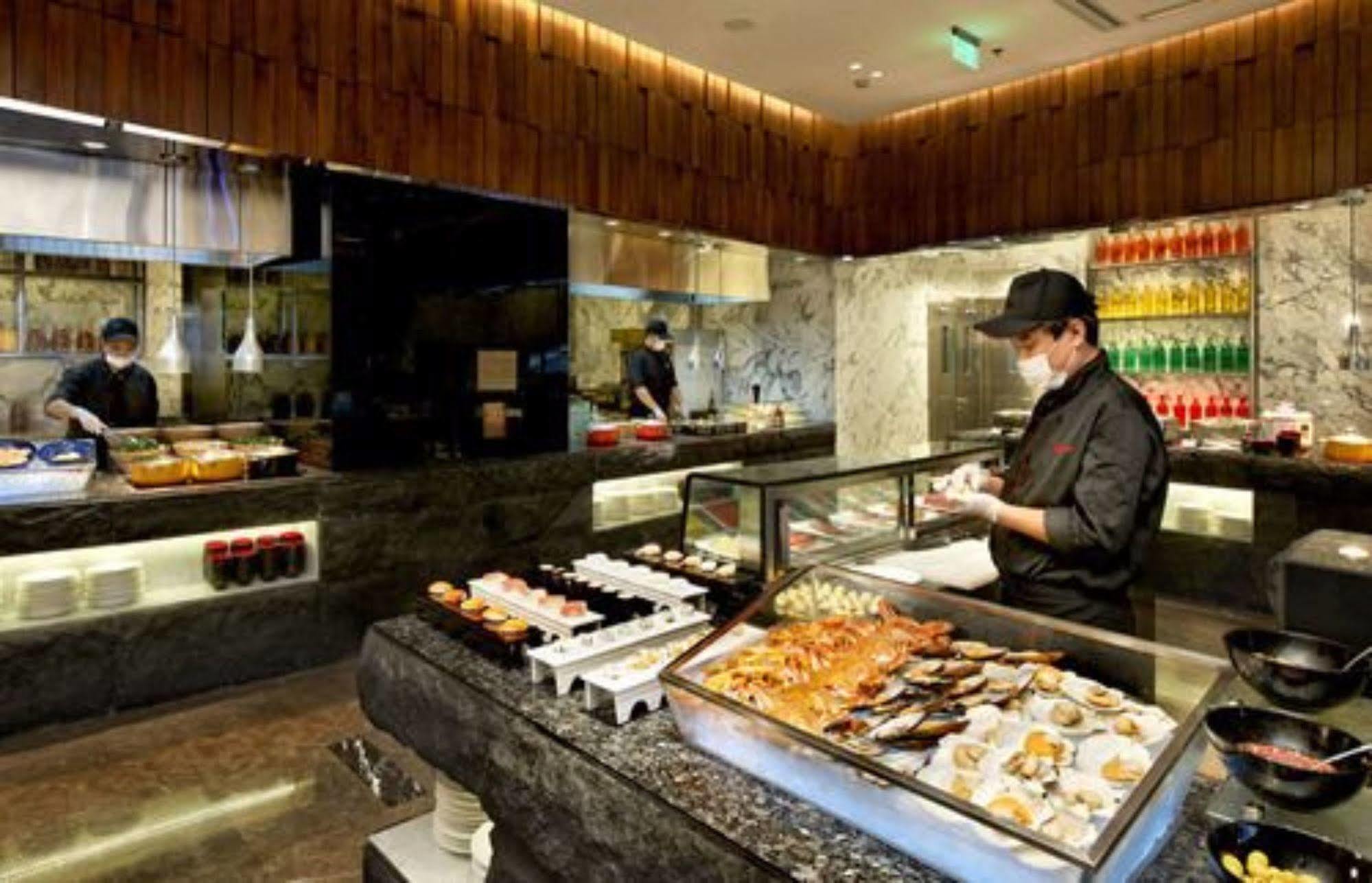 Hotel Nikko Tianjin Exterior foto A sushi bar in a hotel
